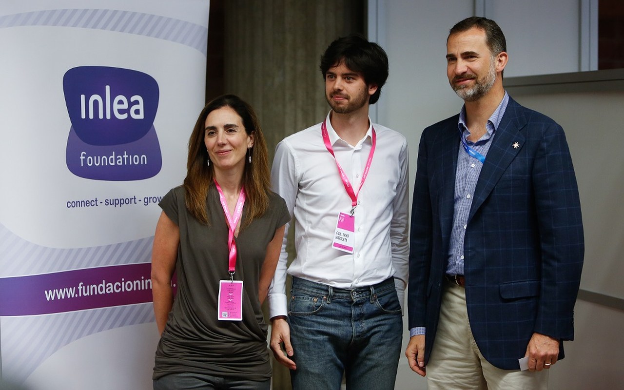 Presentación institucional de la fundación en una feria