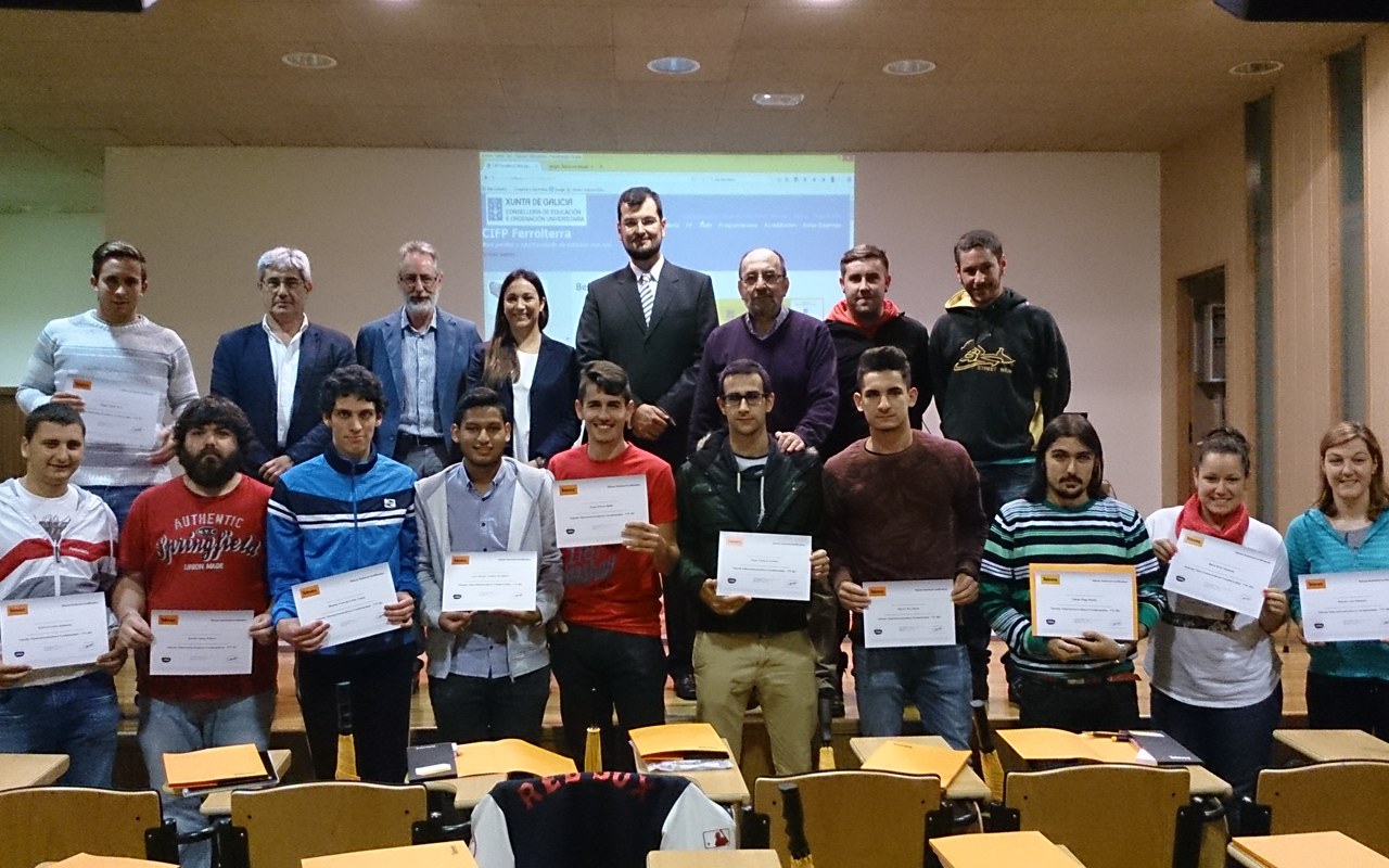 Entrega de diplomas a participantes de un programa de la fundación